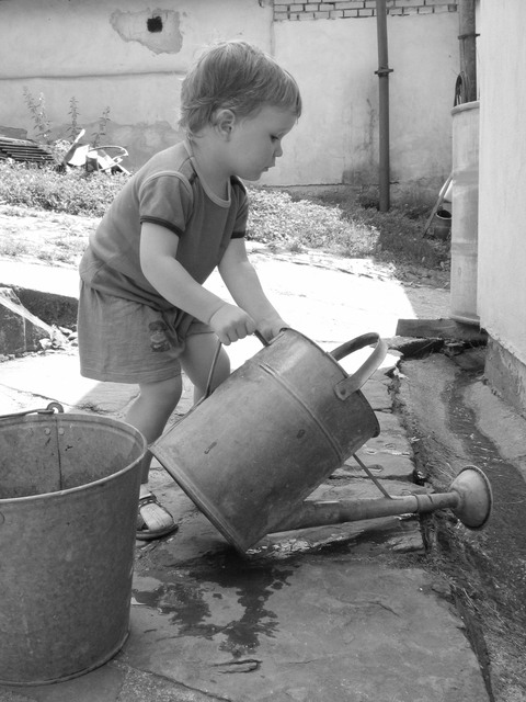 Nejmladší generace při práci s vodou (autor: Renata Vaculíková)